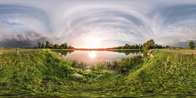 Panorama sferico completo e senza soluzione di continuità Vista angolare 360 x 180 sulla riva del lago la sera prima della tempesta in proiezione equirettangolare Contenuto di realtà virtuale VR pronto