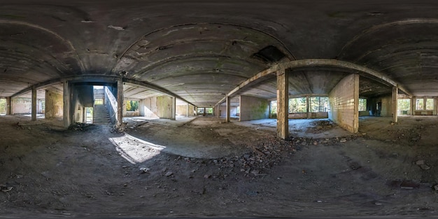 Panorama sferico completo senza soluzione di continuità Vista angolare a 360 gradi strutture in calcestruzzo edificio incompiuto abbandonato Panorama a 360 gradi in proiezione equidistante equirettangolare Contenuto AR VR