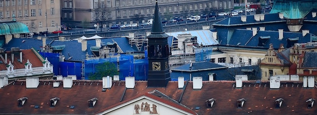 panorama stretto di Praga vista orizzontale della capitale della Repubblica ceca, castello di Praga con tetti rossi, vista turistica, paesaggio nella Repubblica ceca /