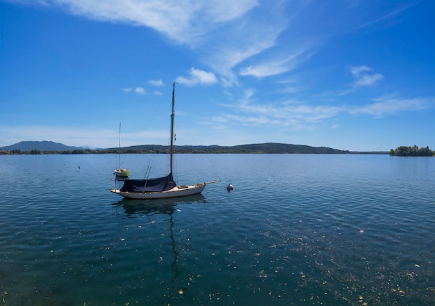 Panorama sul lago al mattino