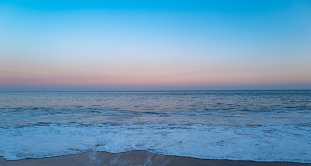 Panorama sul mare bellissimo oceano paesaggio marino carta da parati mare calma costa onde acqua