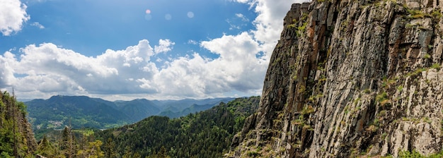 Panorama sulla catena montuosa dei Monti Rodopi sullo sfondo della valle ricoperta di foreste di abeti rossi