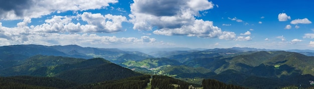 Panorama sulla valle di montagna riparata dalla vegetazione e dai boschi con il villaggio di Smolyan con i prati dove pascolano le pecore