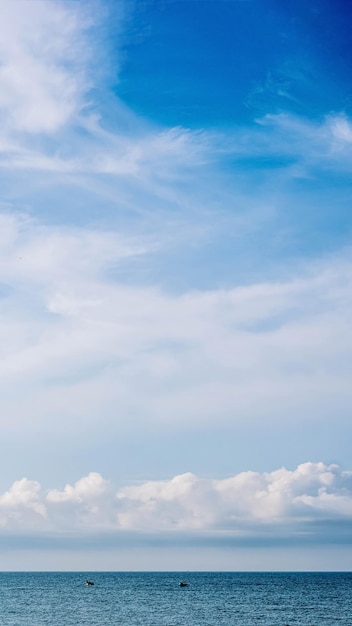 PANORAMA VERTICALE foto reale naturale cloudscape carta da parati Belle bianche soffici nuvole cumuliformi estate cielo blu mare calmo orizzonte orizzonte Concetto relax umore più dimensioni e raccolta di toni in magazzino