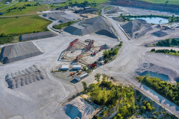 Panorama vista aerea miniera a cielo aperto miniere, dumper, estrazione di industria estrattiva lavoro di stripping grandi camion minerari di camion macchinari