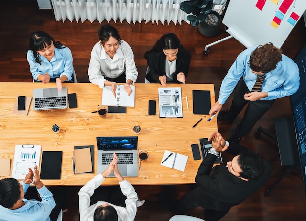 Panorama vista dall'alto diversi team di analisti che analizzano i dati finanziari Meticoloso