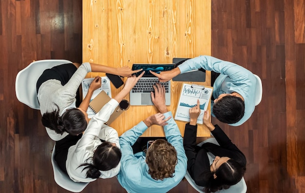 Panorama vista dall'alto diversi team di analisti che analizzano i dati finanziari Meticoloso