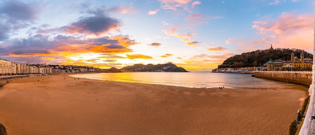 Panoramica al tramonto sulla bellissima spiaggia di La Concha nella città di San Sebastian, in provincia di Gipuzkoa nei Paesi Baschi