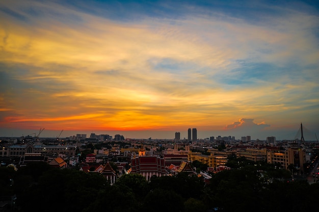 Panoramica città di paesaggio e montaggio