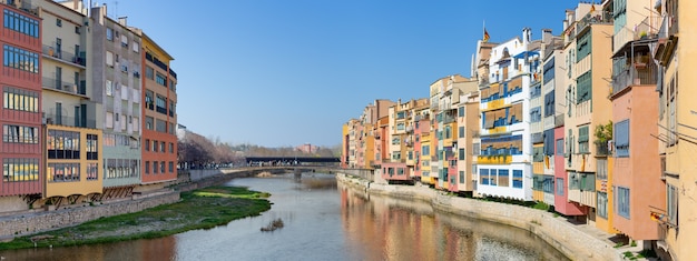 Panoramica del fiume che attraversa il centro storico di Girona