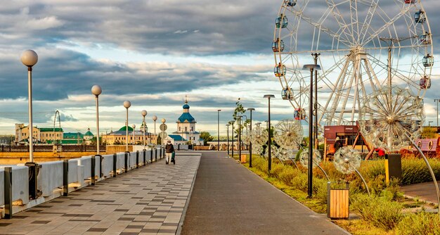 Panoramica dell'argine di Sovetskaya nella città di Cheboksary