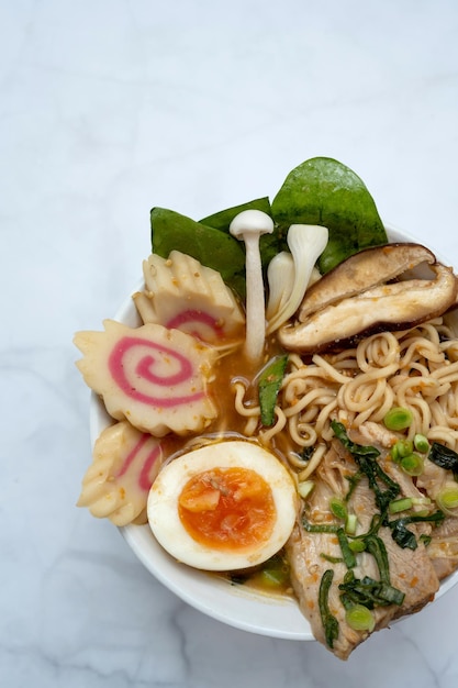 Panoramica della ciotola di zuppa di ramen sul tavolo di marmo