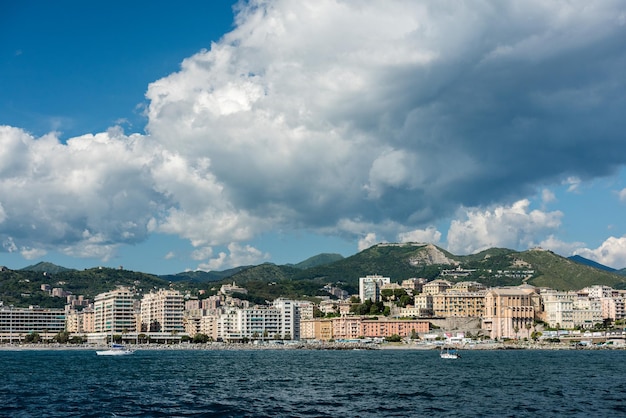 Panoramica della città di Genova dal mare