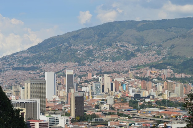 Panoramica della città di Medellin Gli edifici della Colombia e le baraccopoli contrastano tra poveri e ricchi