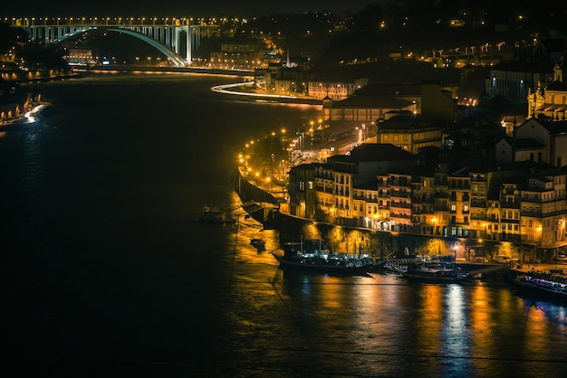 Panoramica della città vecchia di Porto Portogallo di notte Ribeira e fiume Douro