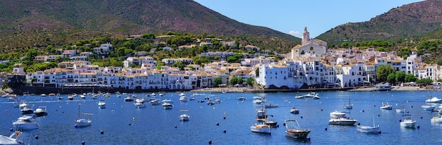 Panoramica della costa della Catalogna con il pittoresco villaggio di Cadaques con le sue case bianche in riva al mare Spagna