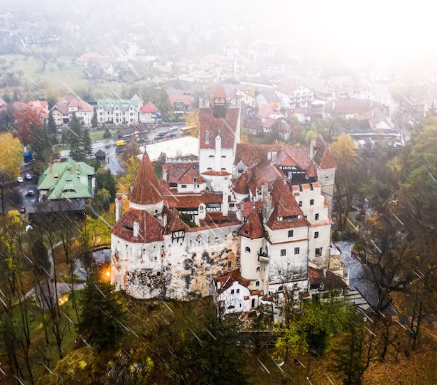 Panoramica della fortezza storica della crusca in romania sotto la pioggia