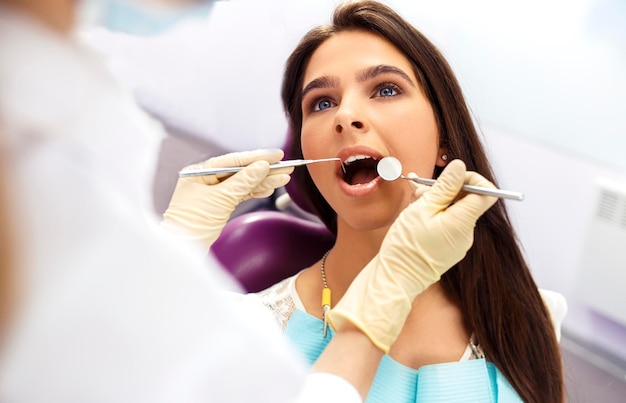 Panoramica della prevenzione della carie dentale Donna alla poltrona del dentista durante la procedura dentale Sorriso sano