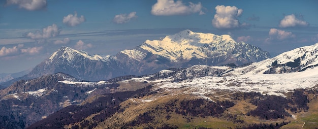 Panoramica delle grigne sulle Prealpi italiane Con il rifugio Gherardi ei piani di Artavaggio