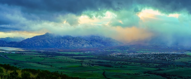 Panoramica delle montagne di Madrid in una giornata nuvolosa con cielo drammatico al tramonto. Guadarrama Madrid.