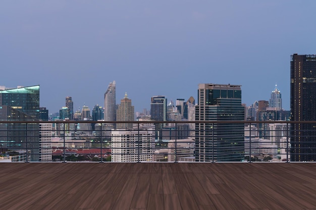 Panoramica dello skyline di Bangkok con vista panoramica in legno ponte dell'osservatorio sul tramonto sul tetto Stile di vita aziendale e residenziale asiatico di lusso Città finanziaria nel centro immobiliare Display del prodotto mockup tetto vuoto