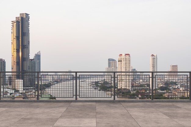 Panoramica dello skyline di Bangkok con vista sul ponte dell'osservatorio in cemento sul tetto durante il giorno Stile di vita aziendale e residenziale asiatico di lusso Città finanziaria nel centro immobiliare Mockup di esposizione del prodotto tetto vuoto