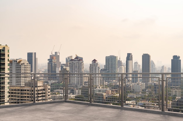 Panoramica dello skyline di Bangkok con vista sul ponte dell'osservatorio in cemento sul tetto durante il giorno Stile di vita aziendale e residenziale asiatico di lusso Città finanziaria nel centro immobiliare Mockup di esposizione del prodotto tetto vuoto