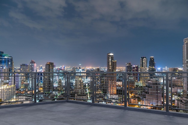 Panoramica dello skyline di Bangkok con vista sul ponte dell'osservatorio in cemento sul tetto notturno Stile di vita aziendale e residenziale asiatico Città finanziaria nel centro immobiliare Display del prodotto mockup tetto vuoto