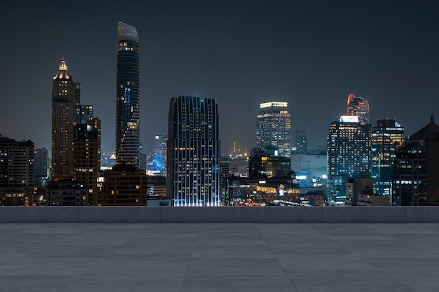 Panoramica dello skyline di Bangkok con vista sul ponte dell'osservatorio in cemento sul tetto notturno Stile di vita aziendale e residenziale asiatico Città finanziaria nel centro immobiliare Display del prodotto mockup tetto vuoto