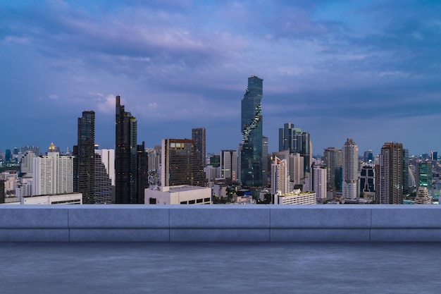 Panoramica dello skyline di Bangkok con vista sul ponte dell'osservatorio in cemento sul tramonto sul tetto Stile di vita aziendale e residenziale asiatico di lusso Città finanziaria nel centro immobiliare Display del prodotto mockup tetto vuoto