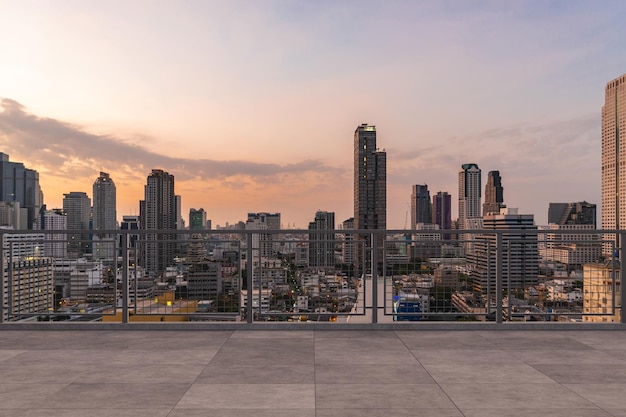 Panoramica dello skyline di Bangkok con vista sul ponte dell'osservatorio in cemento sul tramonto sul tetto Stile di vita aziendale e residenziale asiatico di lusso Città finanziaria nel centro immobiliare Display del prodotto mockup tetto vuoto