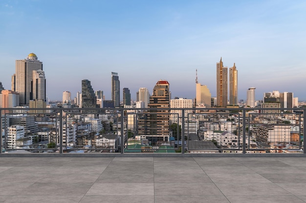 Panoramica dello skyline di Bangkok con vista sul ponte dell'osservatorio in cemento sul tramonto sul tetto Stile di vita aziendale e residenziale asiatico di lusso Città finanziaria nel centro immobiliare Display del prodotto mockup tetto vuoto