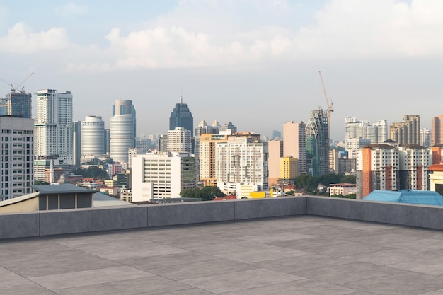 Panoramica dello skyline di Kuala Lumpur con vista sul ponte dell'osservatorio in cemento sul tetto dell'azienda asiatica diurna