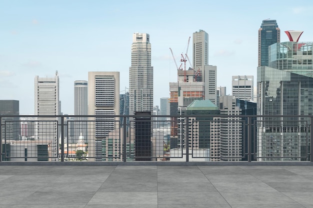 Panoramica dello skyline di Singapore con vista sul ponte dell'osservatorio in cemento sul tetto durante il giorno Stile di vita aziendale e residenziale asiatico Città finanziaria nel centro immobiliare Display del prodotto mockup tetto vuoto