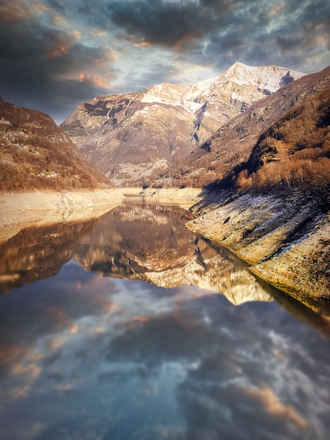 Panoramica di un lago alpino