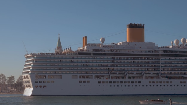 Panoramica di una lussuosa nave da crociera in arrivo per attraccare a Venezia Italia