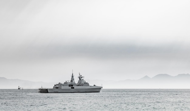 Panoramica di una nave che naviga sull'acqua in una giornata nuvolosa