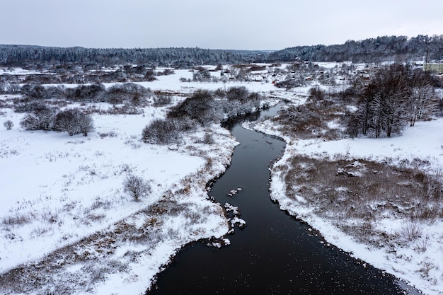 Panoramica paesaggio invernale lettone con il fiume Abava che scorre attraverso la pianura vicino a Kandava