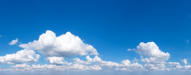 Panoramica soffice nuvola nel cielo blu. Cielo con nuvole in una giornata di sole.