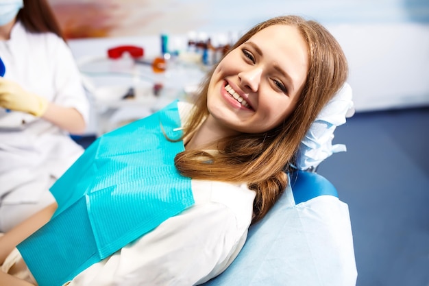 Panoramica sulla prevenzione della carie dentale Donna alla poltrona del dentista durante una procedura dentale.