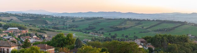 Panoramico bellissimo paesaggio rurale della Toscana campi verdi e prati