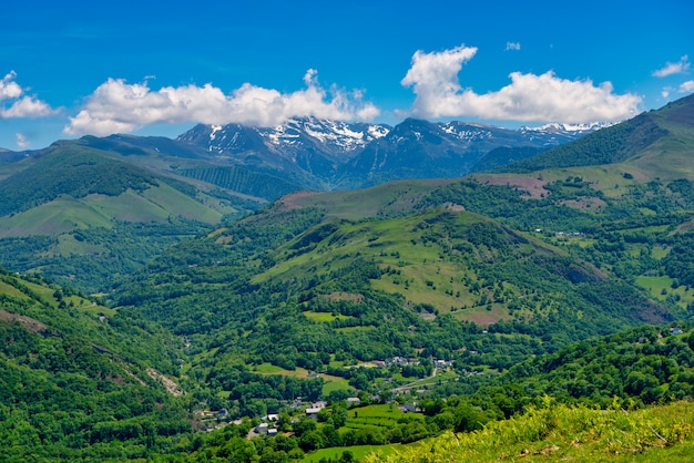 Panoramico del paesaggio montano in estate. Pirenei