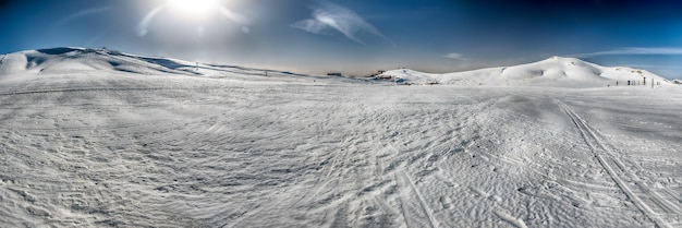 panoramico paesaggio invernale con montagne coperte di neve in Italia