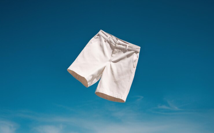 Pantaloncini bianchi che galleggiano in aria su uno sfondo chiaro e blu profondo