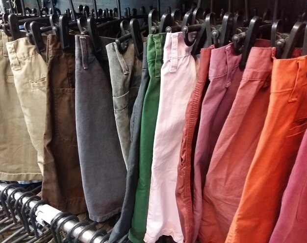 Pantaloncini colorati da uomo e da donna sui ganci