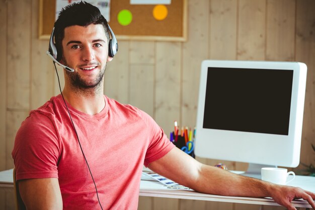 Pantaloni a vita bassa bei che lavorano allo scrittorio