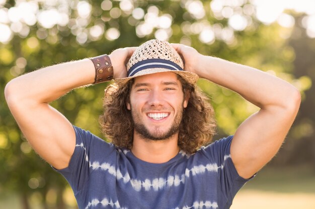 Pantaloni a vita bassa bei che sorride alla macchina fotografica