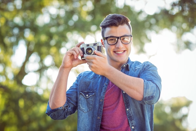 Pantaloni a vita bassa bei che utilizzano macchina fotografica d&#39;annata