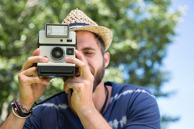 Pantaloni a vita bassa bei che utilizzano macchina fotografica d&#39;annata