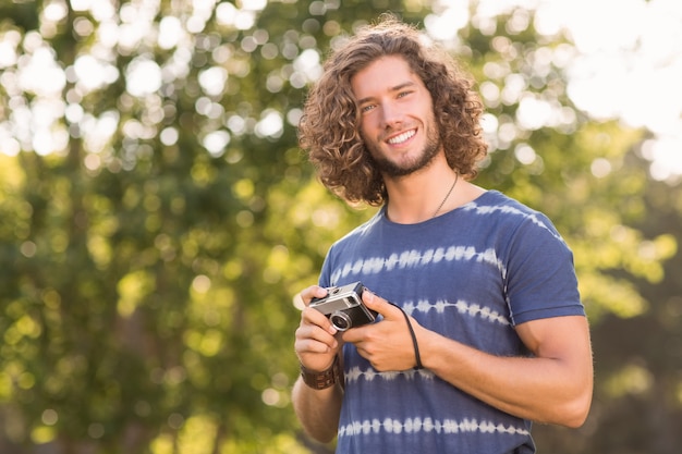 Pantaloni a vita bassa bei che utilizzano macchina fotografica d&#39;annata